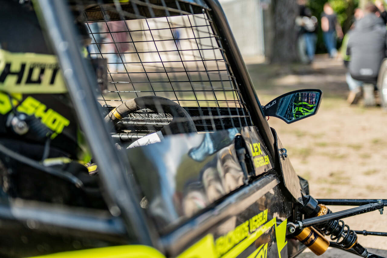 De buggy in het donker van de garage