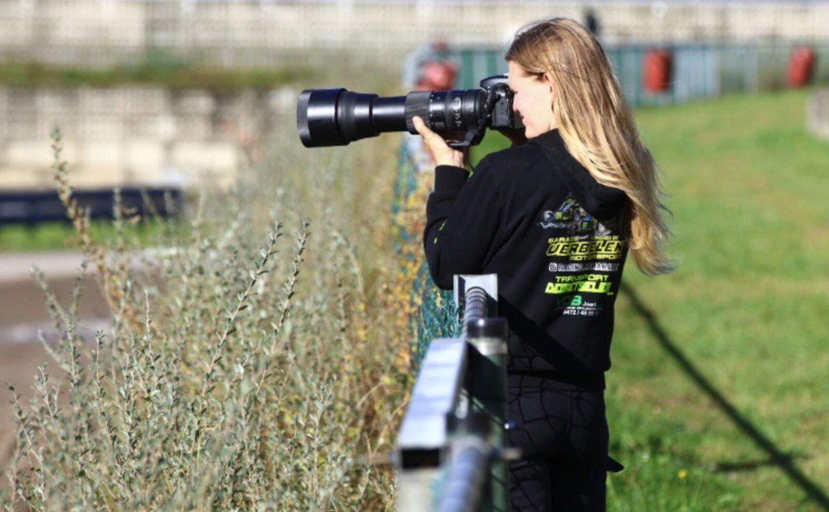 Hannelore fotografeert langs het circuit