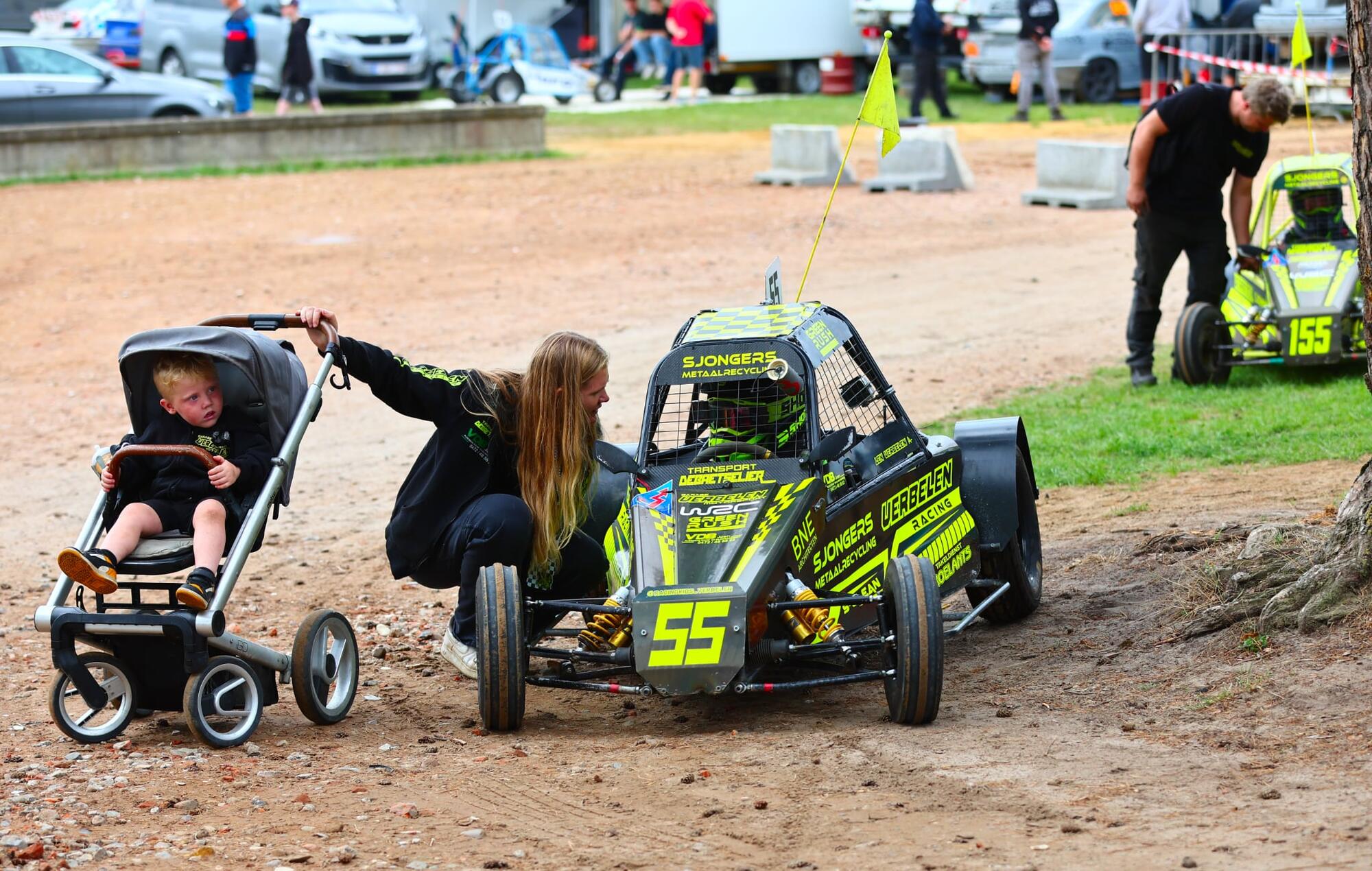 Aan de voorstart: mama en Lou bij de ene buggy, papa bij de andere