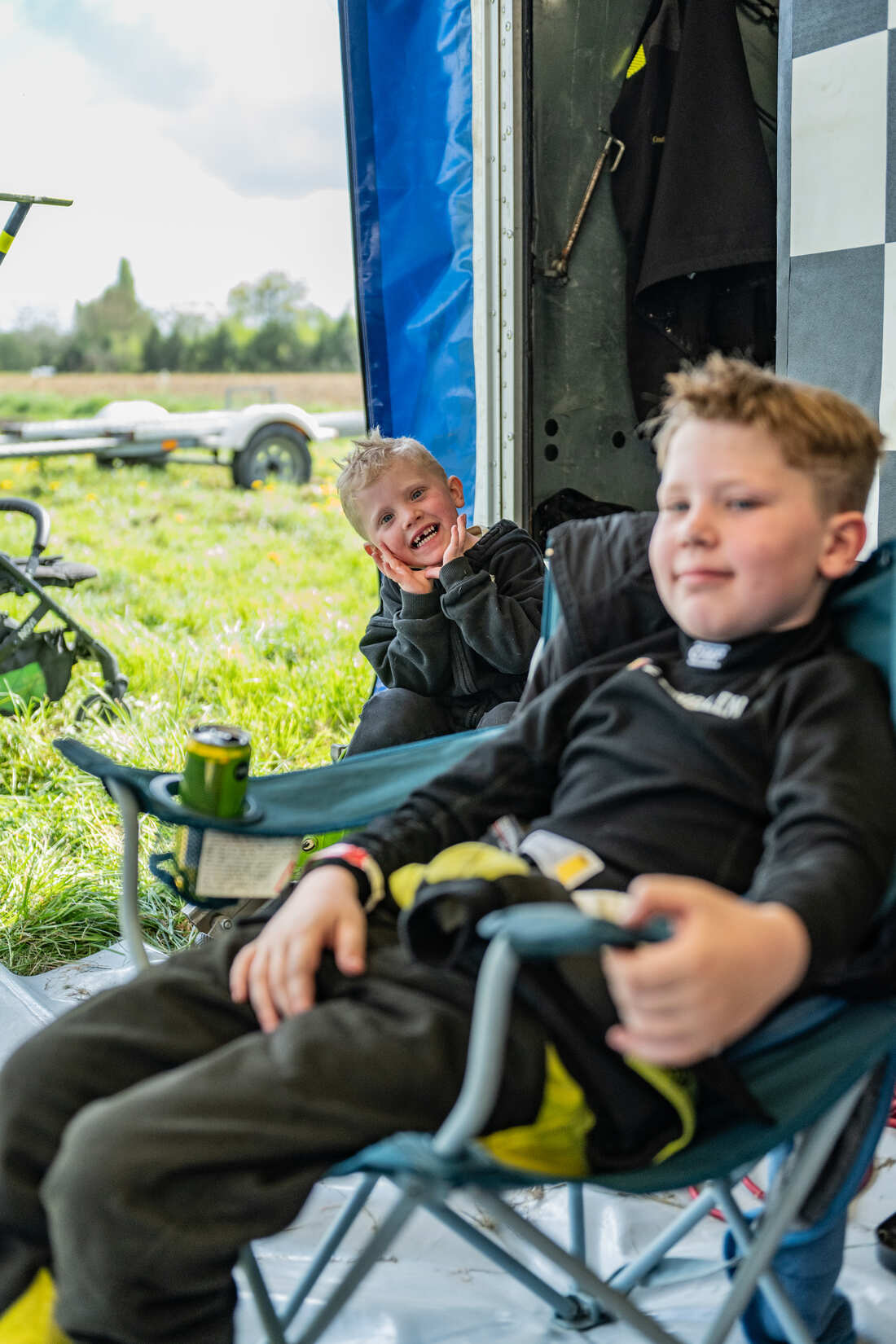 Lex even op adem in de paddock