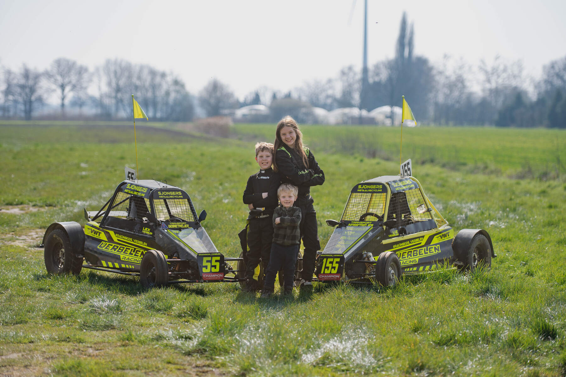 Lou, Lex en Liz op de twee mini-buggy's en de crosscar